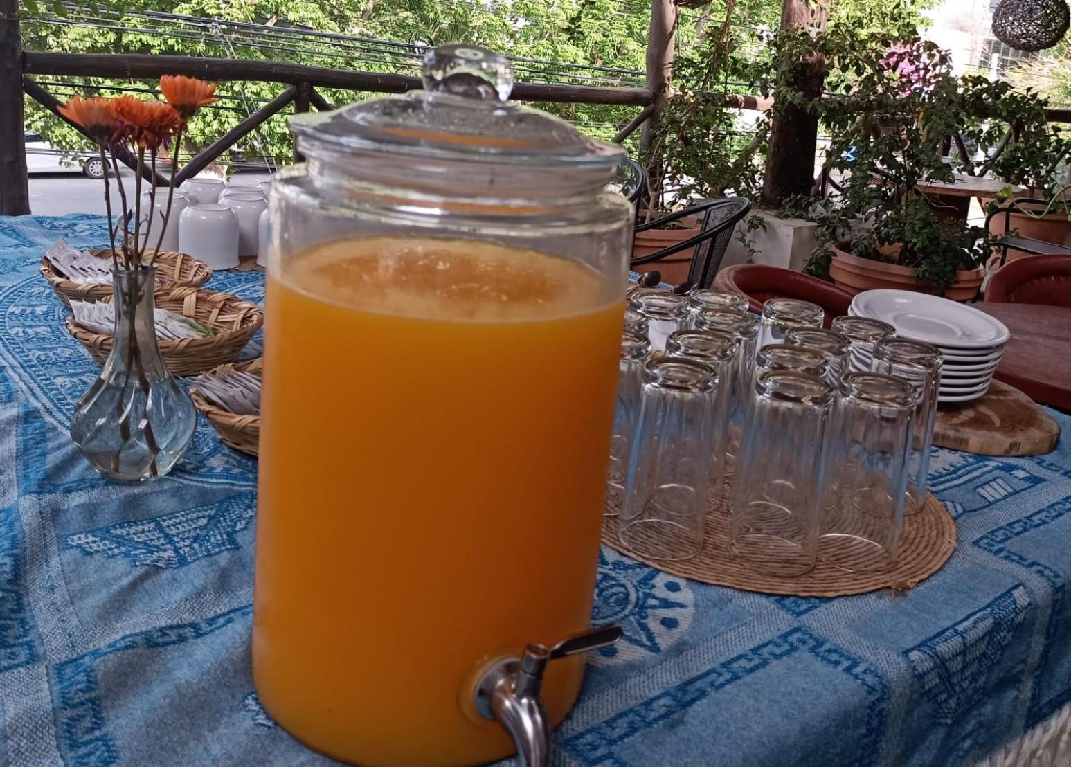 Mio Tulum Hotel Boutique Exterior foto A glass dispenser of freshly squeezed orange juice